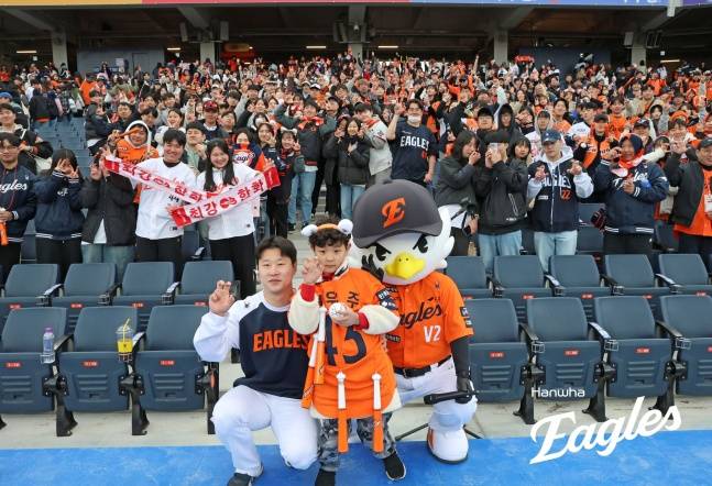 한화 김종수(가운데서 맨 왼쪽)가 29일 대전 KIA전을 승리로 이끈 후 팬들과 사진을 찍고 있다. /사진=한화 이글스 제공