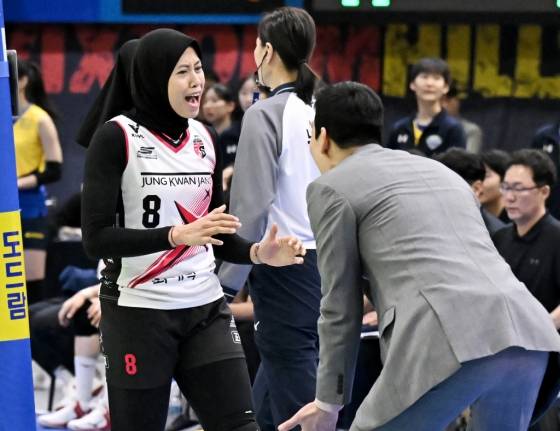메가(왼쪽)이 득점 후 고희진 정관장 감독과 포효하고 있다. /사진=한국배구연맹(KOVO) 제공
