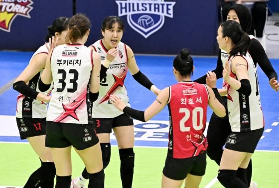 염혜선(왼쪽에서 세 번째)이 정관장 선수들을 독려하고 있다. /사진=한국배구연맹(KOVO) 제공