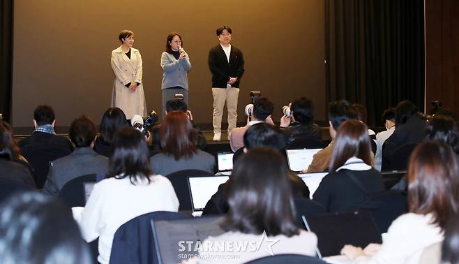 서혜진, 황인영 크레아 스튜디오 대표, 용석인 PD가 25일 서울 마포구 스탠포드호텔에서 MBN 오디션 '언더피프틴' 긴급 제작보고회에서 발언하고 있다.  만 15세 이하만 참여하는 '언더피프틴'은 짙은 화장과 다소 노출이 있는 의상을 입은 참가자 사진들이 문제가 돼 미성년자 성상품화 논란에 휘말렸다. '언더피프틴' 제작진은 첫 방송이 공개되지 않은 시점에서 긴급 제작보고회를 열었지만 논란의 소지를 잠식시킬 수 있을지 미지수이다. /2025.03.25 /사진=김휘선 hwijpg@