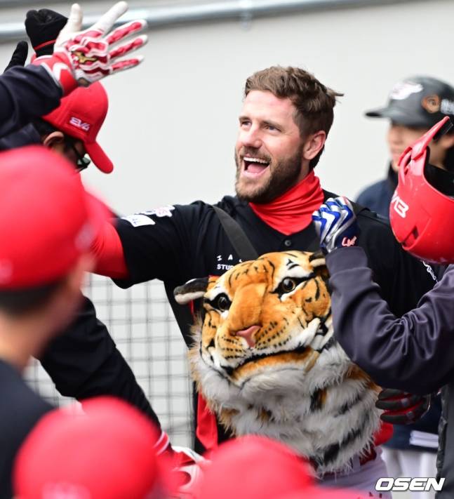 KIA 위즈덤(가운데)이 29일 대전 한화전 1회초 홈런을 때려내고 팀원들과 함께 미소짓고 있다.