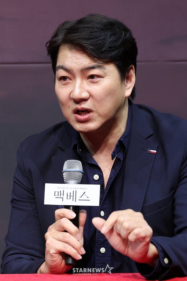 [서울=뉴시스] 박진희 기자 = 연극 '맥베스' 뱅코우 역의 배우 송일국이 10일 서울 중구 국립극장 하늘극장에서 제작발표회를 하고 있다. 2024.05.10. pak7130@newsis.com /사진=박진희