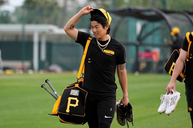 피츠버그 파이리츠 배지환이 2025 미국 메이저리그 시범경기에 앞서 경기장에 들어서고 있다. AP/연합뉴스