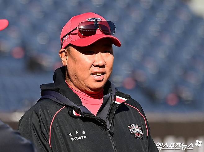 28일 오후 대전한화생명볼파크에서 열리는 '2025 신한 SOL Bank KBO리그' 한화 이글스와 KIA 타이거즈의 경기에 앞서 KIA 이범호 감독이 선수들의 훈련을 지켜보고 있다. 엑스포츠뉴스DB