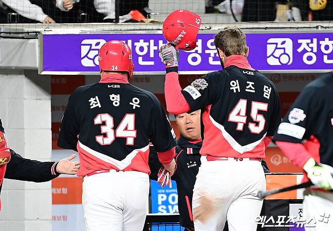 28일 오후 대전한화생명볼파크에서 열린 '2025 신한 SOL Bank KBO리그' 한화 이글스와 KIA 타이거즈의 경기, 4회초 1사 3루 KIA 위즈덤이 1타점 희생플라이를 때려낸 뒤 득점을 올린 최형우와 함께 더그아웃으로 향하며 이범호 감독과 하이파이브를 나누고 있다. 엑스포츠뉴스DB