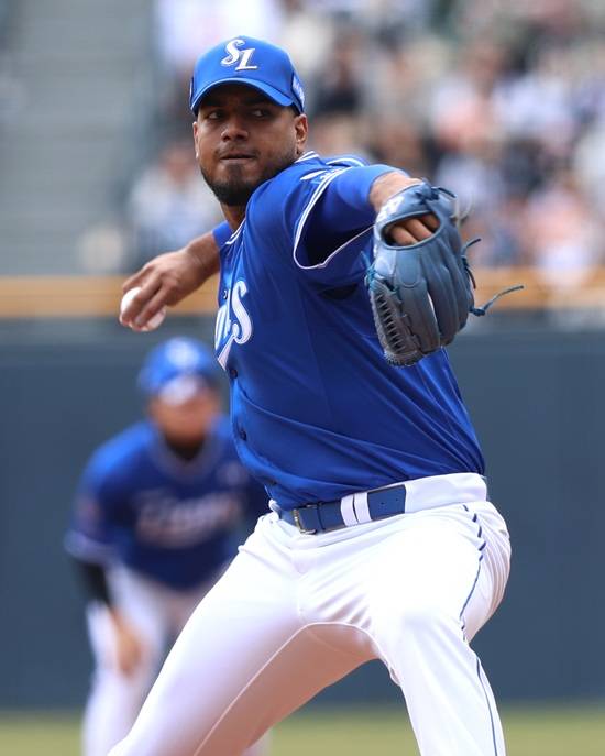 삼성 라이온즈가 30일 잠실 두산전에서 선발 투수 레예스의 복귀승과 구자욱의 결승타로 주말 위닝시리즈를 달성했다. 삼성 라이온즈