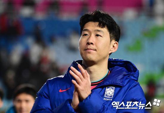 일부 팬들이 손흥민의 사회관계망서비스(SNS)에 댓글로 경북 지역 산불 피해 기부를 하라는 식으로 악플을 달기 시작했다. 일부 커뮤니티에서는 유명인 산불 기부 명단을 만들고 이른바 '기부 강요'를 하는 분위기를 만들어 눈쌀을 찌뿌리게 하고 있다. 엑스포츠뉴스DB