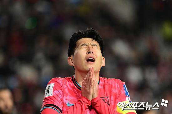 일부 팬들이 손흥민의 사회관계망서비스(SNS)에 댓글로 경북 지역 산불 피해 기부를 하라는 식으로 악플을 달기 시작했다.&nbsp;  일부 커뮤니티에서는 유명인 산불 기부 명단을 만들고 이른바 '기부 강요'를 하는 분위기를 만들어 눈쌀을 찌뿌리게 하고 있다.&nbsp;엑스포츠뉴스DB