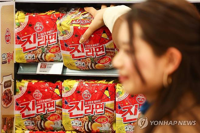 오뚜기 진라면, 다음 달부터 가격 10％↑ (서울=연합뉴스) 서대연 기자 = 오뚜기가 다음 달부터 라면류 가격을 인상한다고 밝힌 20일 서울 시내 한 대형마트에서 한 방문객이 오뚜기 진라면을 고르고 있다.
    오뚜기는 원가 부담 누적으로 27개 라면 중 16개 제품의 출고가를 평균 7.5% 올린다. 인상률은 진라면과 진라면 용기면이 각각 10.3%, 9.1%이고 오동통면과 짜슐랭은 각각 4.5%, 8.2%이다. 2025.3.20 dwise@yna.co.kr