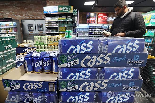 맥주 가격 인상 (서울=연합뉴스) 강민지 기자 = 오비맥주가 카스를 비롯한 주요 맥주 제품의 공장 출고 가격을 다음 달 1일부터 평균 2.9% 인상한다고 밝혔다. 다만 마트에서 가장 많이 팔리는 카스 500㎖ 캔 제품은 가격을 그대로 유지한다.사진은 21일 서울의 한 대형마트에 진열된 맥주. 2025.3.21 mjkang@yna.co.kr
