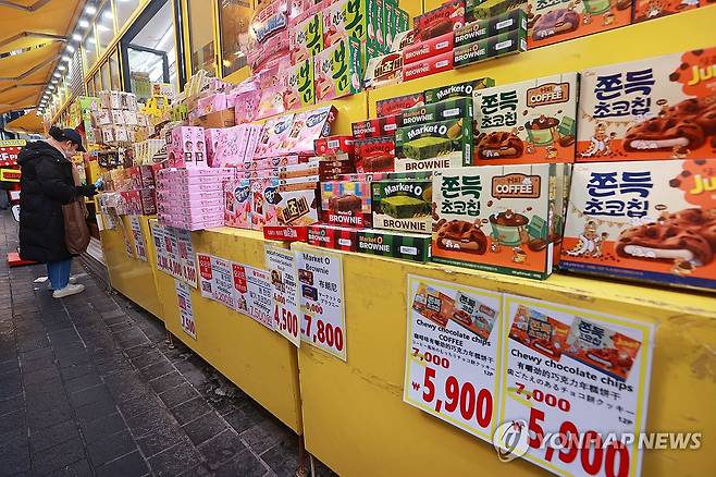 과자·초콜릿 등 가공식품 상승률 2.7% (서울=연합뉴스) 진연수 기자 = 식품·외식업계에서 최근 음료, 과자, 빵 등 가공식품과 외식 메뉴 가격 인상이 이어지고 있다. 이상 기후로 일부 식재료 가격이 급등한 상황에서 원/달러 환율 상승 여파로 수입 단가도 높아져 식품·외식기업의 원가 부담이 커졌기 때문이다. 9일 농림축산식품부에 따르면 지난달 소비자물가 동향에서 가공식품과 외식 물가 지수 상승률은 각각 2.7%, 2.9%로, 전체 소비자물가 지수 상승률(2.2%)을 웃돌았다.
    사진은 이날 서울 시내 한 거리에 진열된 과자. 2025.2.9 jin90@yna.co.kr