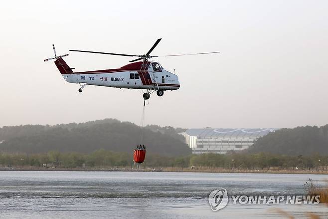 산불진화 임차헬기 [연합뉴스 자료사진]