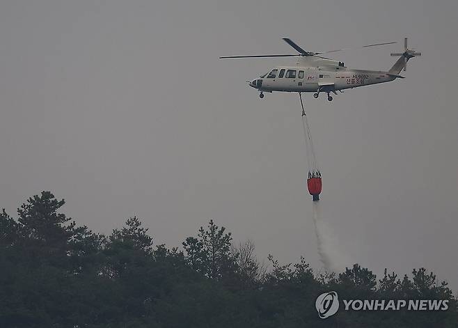 아침부터 분주한 진화 헬기 (영양=연합뉴스) 김도훈 기자 = 28일 오전 경북 영양군 석보면 일대에서 산불진화 헬기가 방수 작업을 하고 있다. 2025.3.28 superdoo82@yna.co.kr