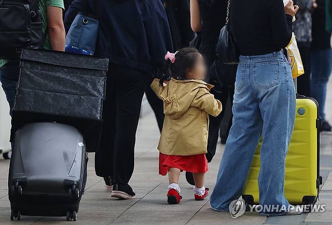 엄마 손잡은 아이 [연합뉴스 자료사진] ※기사와 직접적인 연관이 없는 사진임.