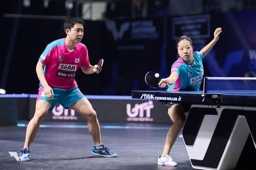 WTT 첸나이 대회 혼복에 출전한 신유빈(오른쪽)과 임종훈 [WTT 인스타그램 캡처. 재판매 및 DB 금지]