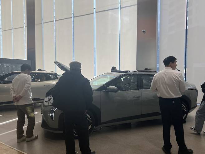 '도슨트 직원의 설명이 끝난 후 차량 체험 시간, 고객들은 EV4를 면밀하게 관찰했다. 사진=이상진