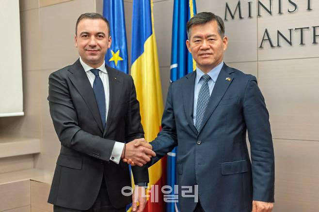 석종건 방위사업청장이 28일(현지시각) 루마니아에서 보그단-그루이아 이반 경제기업관광부장관 면담 전 기념촬영을 하고 있다. (사진=방사청)