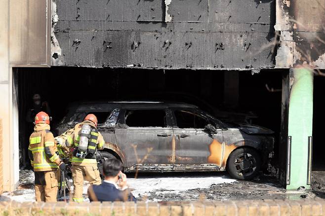 31일 광주 광산구 신가동 한 종합병원 어린이집 건물 지하주차장에서 소방대원들이 화재 현장을 살피고 있다. 이날 오후 1시 45분께 지하주차장에서 불이 났다가 35분 만에 꺼졌다. (사진=연합뉴스)