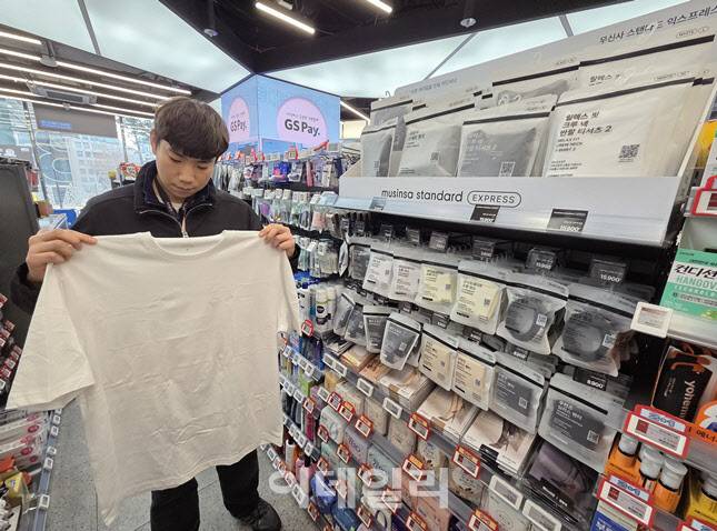 고웅 MD가 매장에서 가장 인기인 라운드넥 티셔츠를 들어보이고 있다. (사진=한전진 기자)