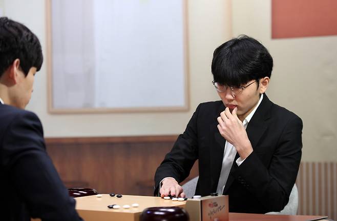 신진서 9단이 착점하고 있다.(사진 사이버오로 제공)