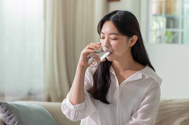 물을 마시면 피부가 촉촉해질까. 몸이 탈수 상태라면 물이 피부에 도움이 되지만 정상이라면 물이 피부를 좋게 만들지는 않는다. 보습제를 잘 바르는 게 낫다. [사진=클립아트코리아]