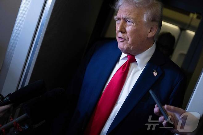 도널드 트럼프 미국 대통령이 30일(현지시간) 버지니아주 프레더릭스버그에서 워싱턴으로 가는 전용기 내서 취재진을 만나고 있다. 2025.03.31 ⓒ AFP=뉴스1 ⓒ News1 우동명 기자
