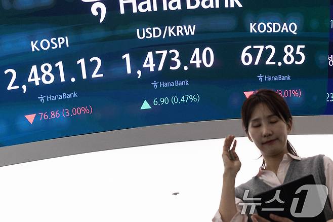 모든 상장 종목의 공매도가 전면 재개된 31일 서울 중구 하나은행 본점 딜링룸 전광판에 종가 현황이 표시돼 있다. 이날 코스피 지수는 전 거래일 대비 76.86p(3.00%) 하락한 2,481.12, 코스닥 지수는 20.91p(3.01%) 하락한 672.85으로 장을 마감했다. 2025.3.31/뉴스1 ⓒ News1 이승배 기자