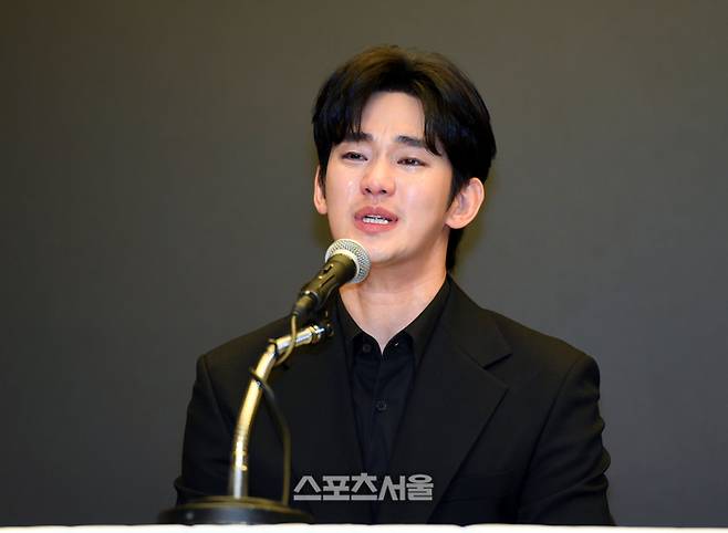 최근 불거진 사생활 논란에 대해 침묵을 지켜왔던 배우 김수현이 31일 서울 마포구 스탠포드 호텔에서 기자회견을 하고 있다.  2025. 3. 31. 최승섭기자 thunder@sportsseoul.com