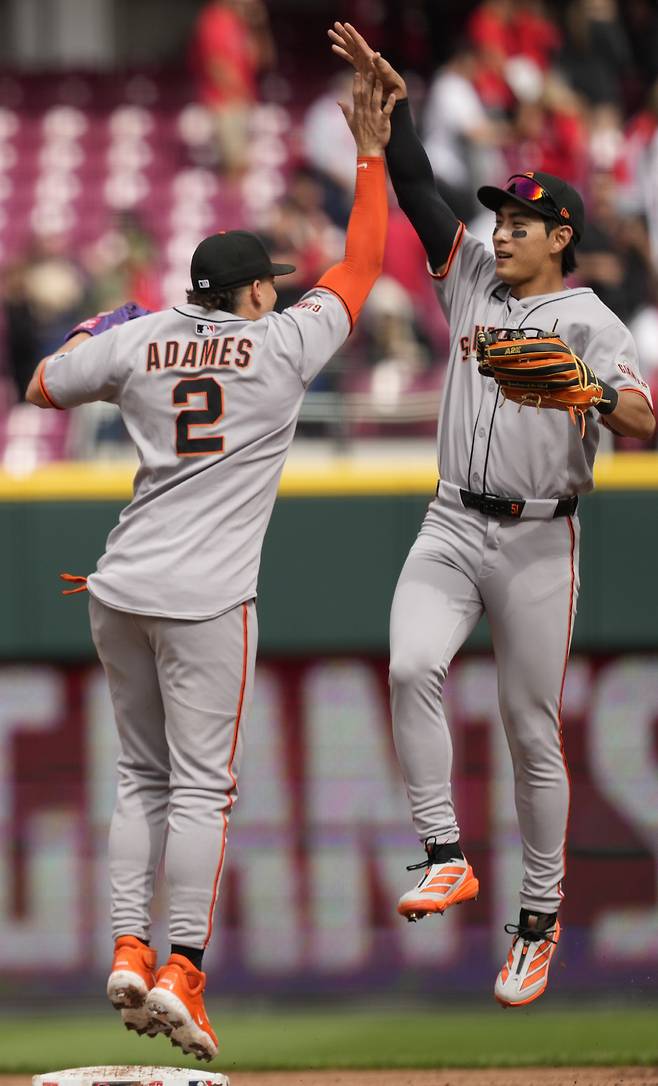 이정후와 윌리 아다메스(왼쪽).AP연합뉴스