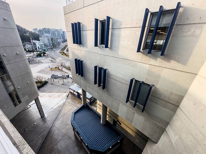지난 29일 경남 창원시 마산회원구 창원NC파크에서 NC 다이노스와 LG 트윈스 경기 중 3루 방향 건물에 설치된 외장 마감 자재(알루미늄 소재 루버)가 낙하해 관람객을 덮쳤다. 

    이 사고로 A씨가 치료받다가 숨졌고, A씨 동생은 쇄골이 부러져 치료 중이다. 한국야구위원회(KBO)는 사고 이튿날 창원NC파크 경기를 취소했다. 또 희생자 추모와 경기장 안전 진단을 위해 4월 1∼3일 창원NC파크에서 열릴 예정이던 NC와 SSG 랜더스 3연전은 연기됐다. 연합뉴스