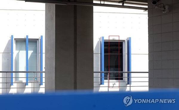 떨어진 구조물. ⓒ연합뉴스