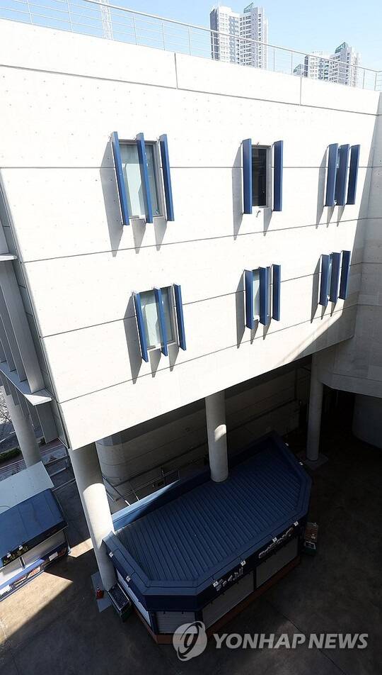 떨어진 구조물. ⓒ연합뉴스