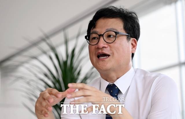 황명필 조국혁신당 최고위원은 심우정 검찰총장의 자녀가 외교부에 채용된 것과 관련해 제기된 특혜 의혹을 언급하며 언론과 검찰의 일관성 없는 대응을 지적했다./임영무 기자