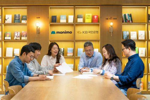 삼성금융네트웍스와 KB국민은행의 모니모KB통장 프로젝트 담당자들이 지난 28일 서울 중구 태평로 삼성카드 본사에서 회의하는 모습. 
왼쪽부터 정현수 개발 프로젝트매니저(PM), 최기훈 모니모 서비스마케팅 프로, 신승예 모니모 서비스 개발·운영 총괄팀장(이상 삼성금융네트웍스), 이동윤 임베디드 영업추진전략팀장, 이지희 임베디드 서비스기획차장, 윤요한 IT개발 PM(이상 KB국민은행). 삼성금융네트웍스 제공