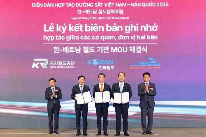 박상우 국토교통부 장관(오른쪽부터)과 이성해 국가철도공단 이사장, 한문희 코레일 사장 등이 31일(현지시간) 베트남 하노이에서 두 나라의 철도 관련 기관 간 업무협약을 맺은 후 기념촬영을 하고 있다. 국토부 제공
