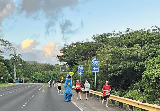 이번 사이판 마라톤에 공룡 옷을 입고 뛴 참가자. /오주비 기자