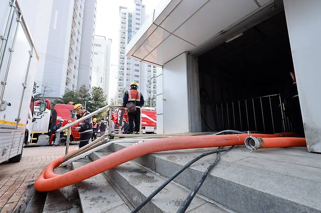 31일 경의중앙선 가좌역에서 소방, 코레일 등 관계자들이 배수 작업을 하고 있다. /연합뉴스