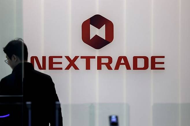 서울 영등포구 넥스트레이드 사무실에서 직원들이 이동하고 있다. ⓒ뉴시스