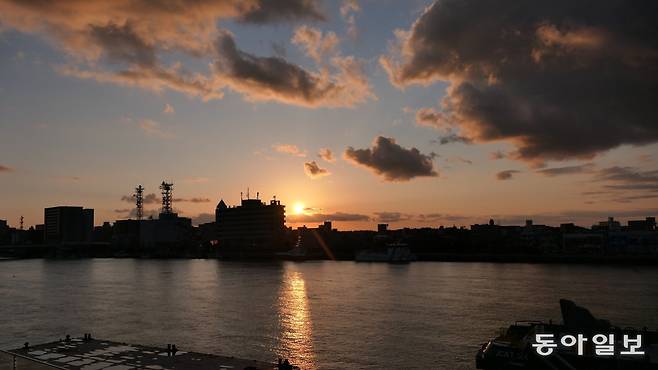 니가타현 니가타시를 관통해 바다로 향하는 시나노(信農)강 석양. 일본에서 가장 긴 이 강 하류에 있는 너른 평야에서 기름진 쌀이 자란다.