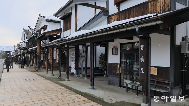 니가타현 미나미우오누마시 역참마을 보쿠시도리에서 볼 수 있는 에도 시대 강기(雁木). 차양을 붙여 처마를 늘려서 눈이 많이 올 때 사람들이 지나다닐 수 있는 통로로 쓰였다.