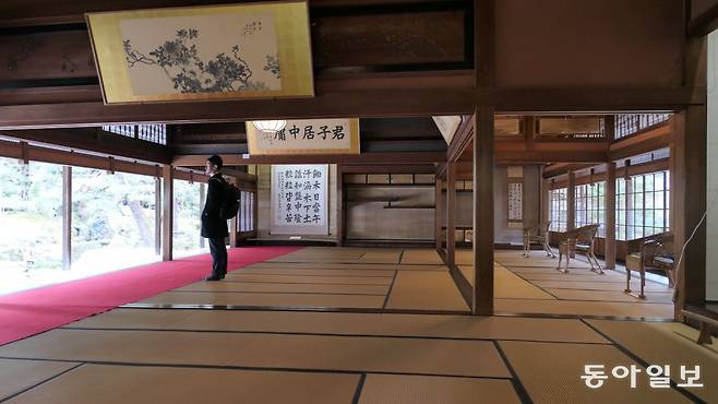 니가타현 니가타시 북방문화박물관 본채 거실인 오히로마. 과거 정재계 귀빈은 물론 이토(伊藤) 가문의 각 지역 토지 관리인 들이 이곳에서 연회를 벌였다.