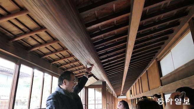 니가타시 북방문화박물관 본채 오히로마의 지붕 서까래를 받치고 있는 도리.  삼나무 한 그루를 손질해 그대로 가져다 쓴 것으로 길이가 전철 한 량(25m)보다 긴 30m다.