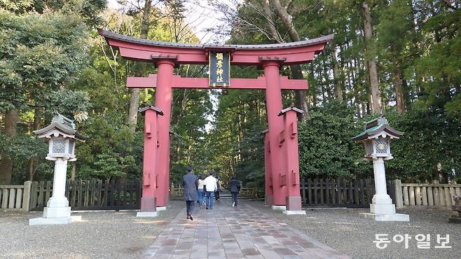 니가타현 에치고 평야 중앙에 우뚝 솟은 야히코산을 올려다 보고 있는 야히코 신사의 도리.