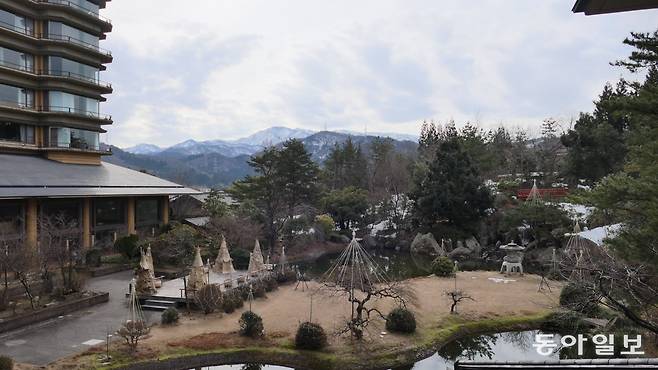 니가타시 츠키오카 온천마을에 있는 시로타마노유 가호 호텔의 정원 풍경.