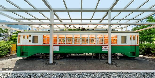 1일 정기 개방하는 부산 서구 동아대 부민캠퍼스 내 ‘부산 전차’의 모습.  동아대 제공