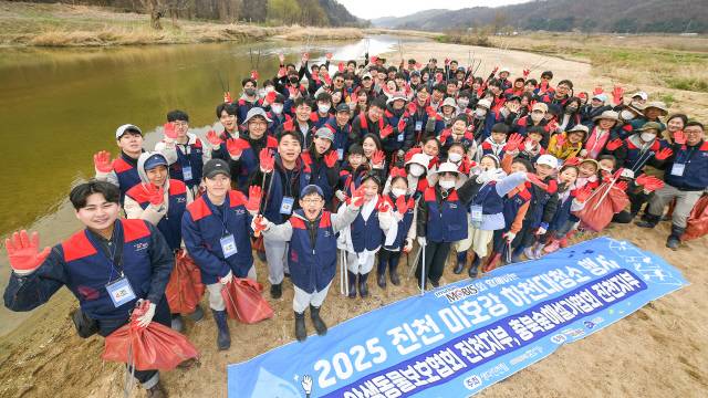 현대모비스 임직원과 가족들이 지난 28일 충북 진천 미호강 일대에서 생태계 보호 대청소 활동을 진행했다. 현대모비스 제공