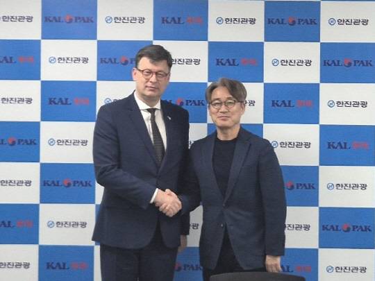 주한 리투아니아 대사 예방 기념사진.(왼쪽)리차르다스 쉴레파비치우스 주한 리투아니아 대사, (오른쪽)한진관광 이장훈 대표(한진관광 제공)