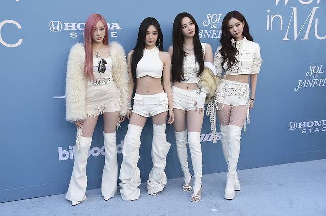 [잉글우드=AP/뉴시스] 초신성 걸그룹 '에스파(aespa)'가 29일(현지시간) 미국 캘리포니아 잉글우드 유튜브 시어터에서 열린 '빌보드 위민 인 뮤직 어워즈(Billboard Women in Music Awards) 2025' 레드카펫을 밟고 있다.