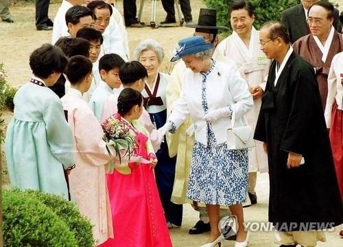 1999년 방한 당시 안동 하회마을에서 어린이들과 인사하는 엘리자베스 2세 여왕의 모습. 2022.9.9 /연합뉴스