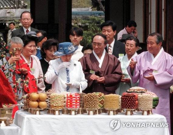 1999년 방한 당시 안동 하회마을에서 '생일상'을 받은 엘리자베스 2세 여왕의 모습. 2022.9.9 /연합뉴스